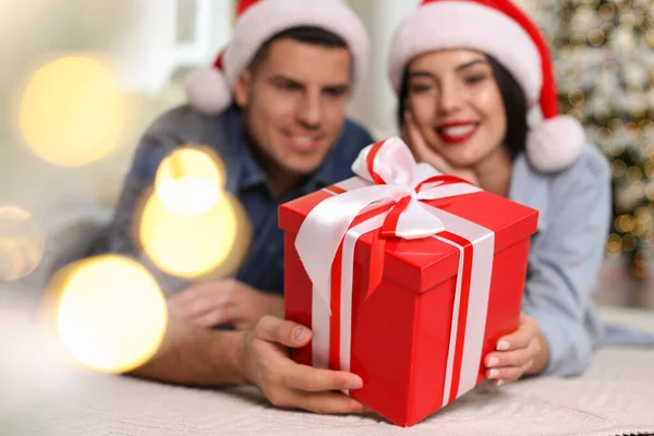 Casal Feliz Com Caixa Presente Natal Casa Foco Mãos — Fotografia de Stock
