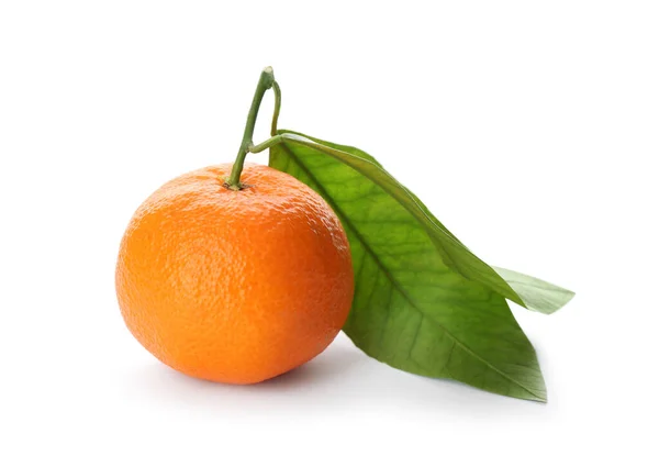 Čerstvé Mandarinky Zelenými Listy Izolované Bílém — Stock fotografie