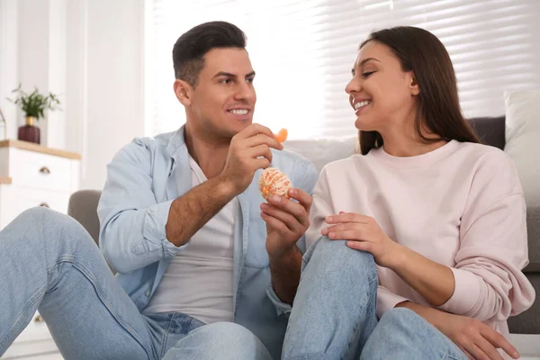 Homem Feliz Alimentando Namorada Com Tangerina Casa — Fotografia de Stock