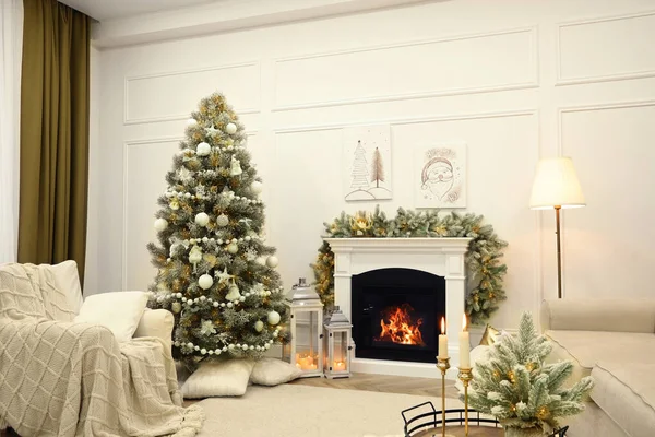 Noel Için Dekore Edilmiş Güzel Oturma Odasındaki Şömine — Stok fotoğraf