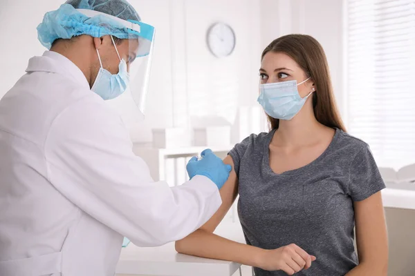 Γιατρός Που Εμβολιάζει Νεαρή Γυναίκα Κατά Του Covid Στην Κλινική — Φωτογραφία Αρχείου