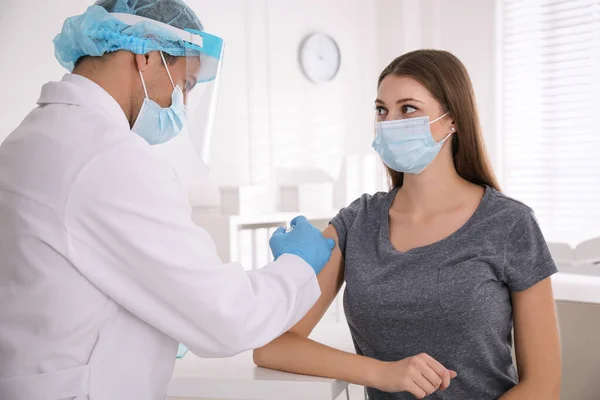 Médico Vacunando Una Joven Contra Covid Clínica — Foto de Stock