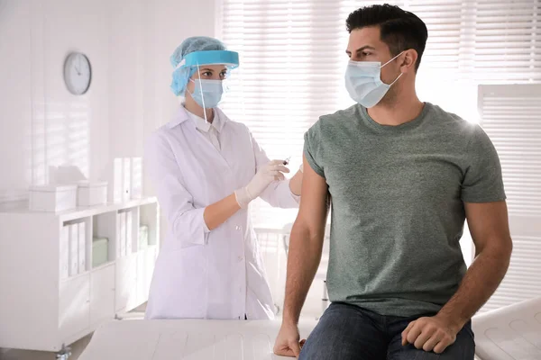 Doctor Vaccinating Man Covid Clinic — Stock Photo, Image