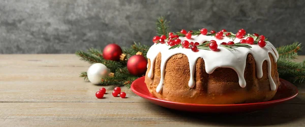 Traditioneller Weihnachtskuchen Mit Glasur Granatapfelkernen Preiselbeeren Und Rosmarin Auf Holztisch — Stockfoto