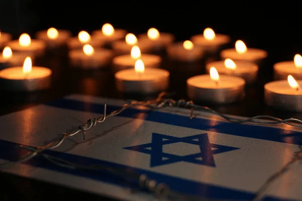 Flagge Israels Stacheldraht Und Brennende Kerzen Auf Schwarzem Hintergrund Holocaust — Stockfoto