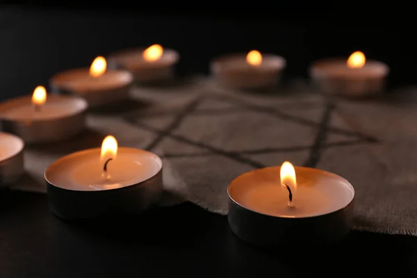 面料由大卫之星和燃烧的蜡烛黑色背景 大屠杀纪念日 — 图库照片