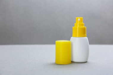 Gri arkaplan üzerinde böcek kovucu sprey olan şişe, metin için boşluk