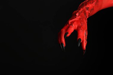 Siyah arka planda korkunç bir canavar, yazı için yeri olan bir el kamerası. Cadılar Bayramı karakteri