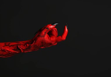 Siyah arka planda korkunç bir canavar, yazı için yeri olan bir el kamerası. Cadılar Bayramı karakteri