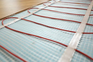 Kapalı alanda elektrikli ısıtma sistemi kurulumu, yakın çekim