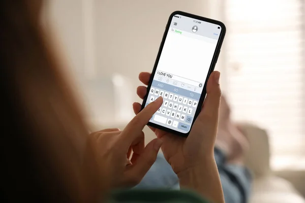 Frau Sendet Nachricht Mit Text Ich Liebe Dich Nahaufnahme — Stockfoto