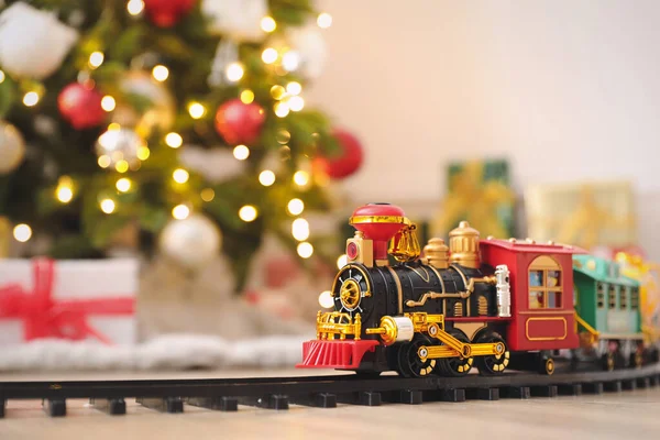 Spielzeugeisenbahn Und Eisenbahn Neben Weihnachtsbaum Drinnen Raum Für Text — Stockfoto