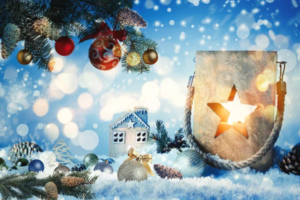 Composição Com Lanterna Natal Madeira Neve Contra Fundo Cor Efeito — Fotografia de Stock