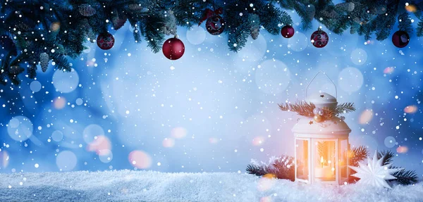 精美的构图 经典的圣诞灯笼和雪地上的节庆装饰衬托着色彩的背景 横幅图案 Bokeh效应 — 图库照片