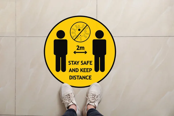 Woman Sign Stay Safe Keep Distance Indoors Top View Coronavirus — Stock Photo, Image