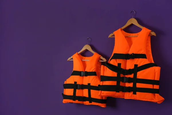 Gilets Sauvetage Orange Sur Fond Violet Espace Pour Texte — Photo