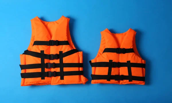 Chalecos Salvavidas Naranja Sobre Fondo Azul Dispositivo Flotación Personal — Foto de Stock