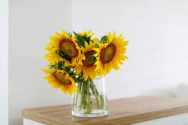 Hermosos Girasoles Amarillos Sobre Mesa Madera Habitación — Foto de Stock