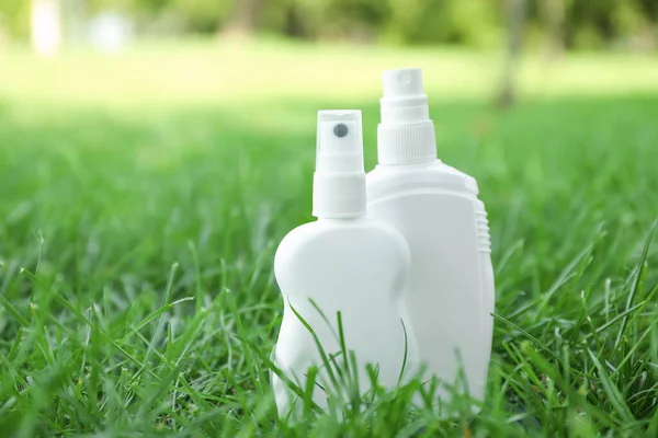 Bottles Insect Repellent Green Grass — Stock Photo, Image