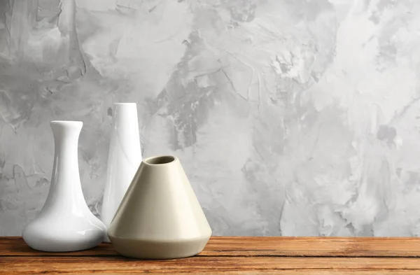Vasos Cerâmica Vazios Elegantes Mesa Madeira Contra Fundo Cinza Espaço — Fotografia de Stock