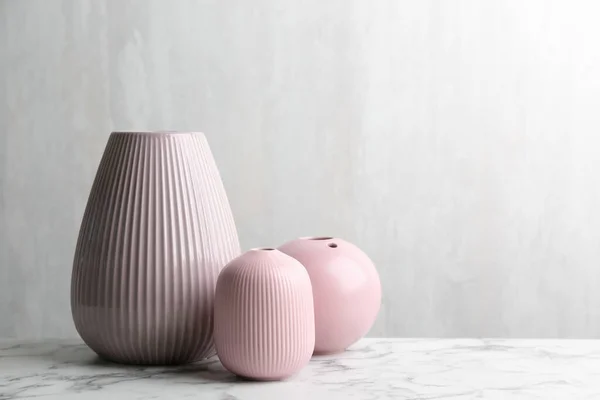 Vases Céramique Vides Élégants Sur Table Marbre Blanc Espace Pour — Photo