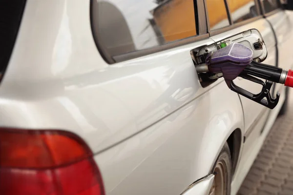 Reabastecendo Carro Moderno Posto Gasolina Close — Fotografia de Stock