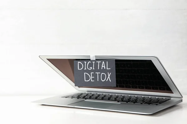 Laptop Und Papier Mit Den Worten Digital Detox Auf Weißem — Stockfoto