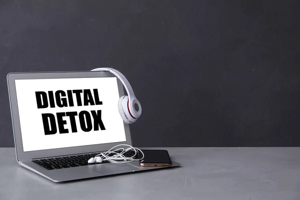 Наушники Наушники Ноутбук Словами Digital Detox Светло Сером Столе Пространство — стоковое фото