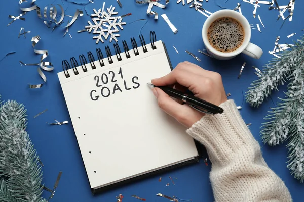 Mulher Escrevendo Caderno Sobre Fundo Azul Com Decoração Natal Vista — Fotografia de Stock