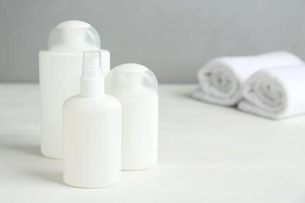 Beyaz Ahşap Masada Farklı Kozmetik Ürünler Yazı Için Yer Bit — Stok fotoğraf