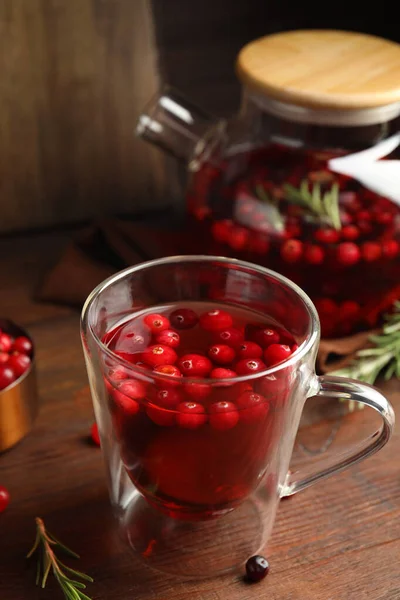 木桌上的热红莓茶 — 图库照片