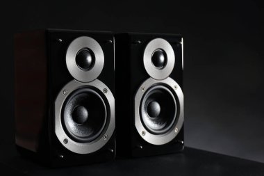 Siyah masada modern güçlü ses hoparlörleri