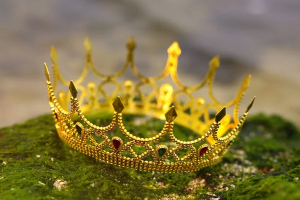 Beautiful Golden Crown Stone Green Moss Outdoors Closeup Fantasy Item — Stock Photo, Image