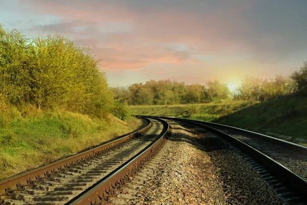 Σιδηροδρομικές Γραμμές Στην Ύπαιθρο Την Ηλιόλουστη Μέρα Ταξίδι Τρένο — Φωτογραφία Αρχείου