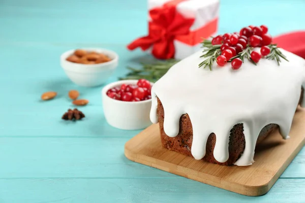 Traditional Classic Christmas Cake Decorated Cranberries Rosemary Turquoise Table Space — Stock Photo, Image