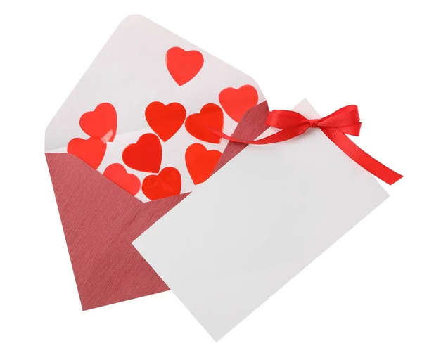 Λευκή Κάρτα Φάκελος Και Κόκκινες Διακοσμητικές Καρδιές Λευκό Φόντο Πάνω — Φωτογραφία Αρχείου