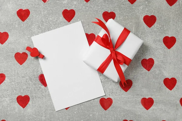 空のカード ギフトボックス 灰色の背景に赤いハート テキストのためのスペースがあるフラットレイアウト バレンタインデーのお祝い — ストック写真