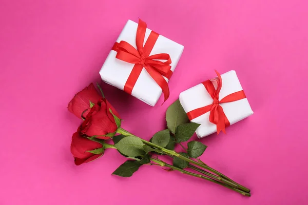 Piękne Pudełka Róże Różowym Tle Płaskie Leżały Walentynki Święto — Zdjęcie stockowe