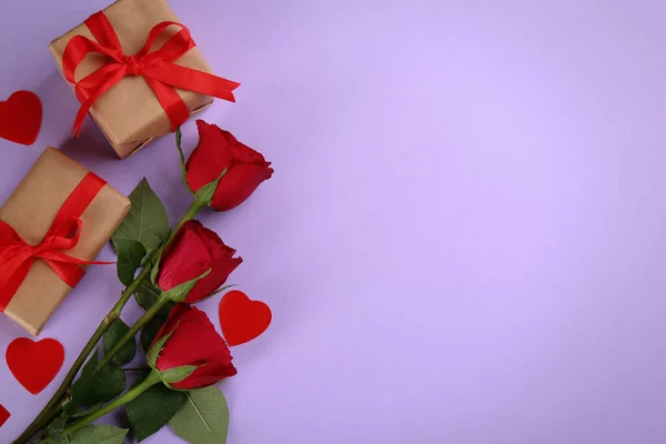 Geschenkschachteln Rosen Und Herzen Auf Violettem Hintergrund Flache Lage Mit — Stockfoto