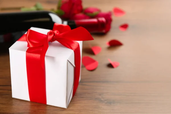 Schöne Geschenkschachtel Auf Holztisch Platz Für Text Valentinstag Feier — Stockfoto