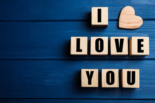 Κύβοι Λέξεις Αγαπώ Και Καρδιά Μπλε Ξύλινο Φόντο Επίπεδη Lay — Φωτογραφία Αρχείου