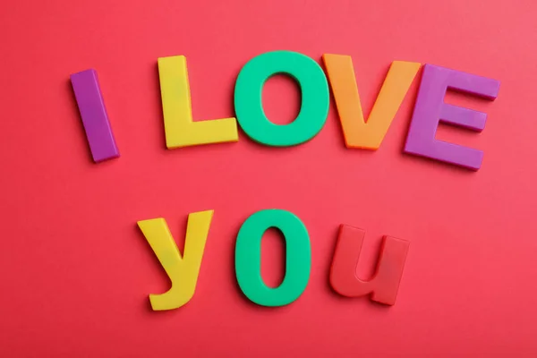 Φράσεις Love Φτιάξατε Από Χρωματιστά Γράμματα Κόκκινο Φόντο Επίπεδο Lay — Φωτογραφία Αρχείου