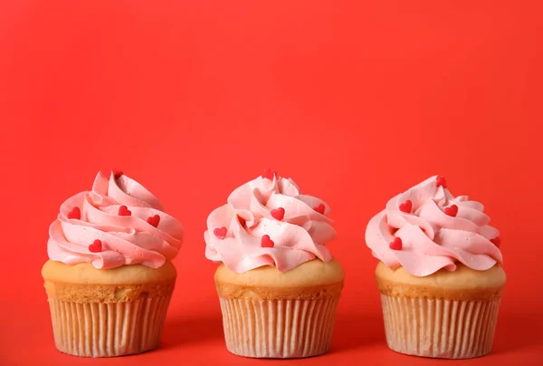 Rij Van Smakelijke Cupcakes Rode Achtergrond Ruimte Voor Tekst Valentijnsdag — Stockfoto