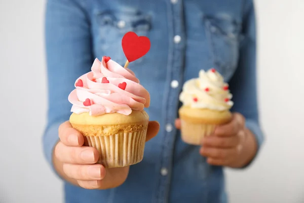 Vrouw Met Lekkere Cupcakes Voor Valentijnsdag Lichte Achtergrond Close — Stockfoto