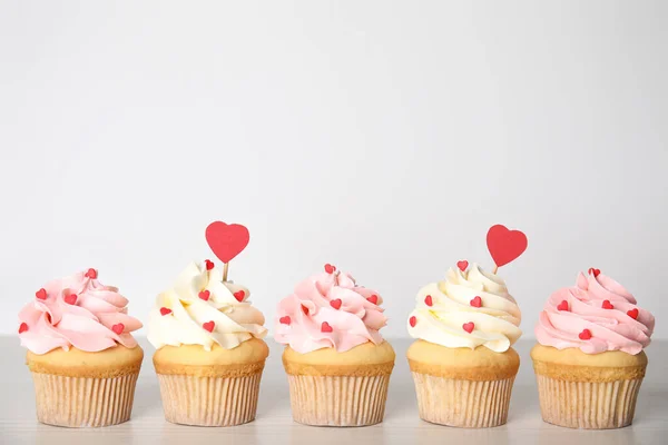 Вкусные Сладкие Кексы Белом Столе Happy Valentine Day — стоковое фото
