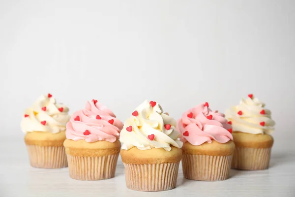 Sabrosos Pastelitos Dulces Mesa Blanca Feliz Día San Valentín — Foto de Stock