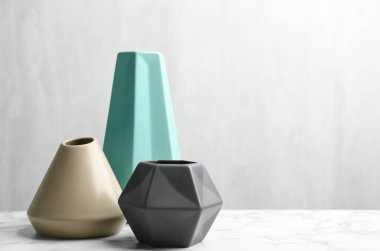 Beyaz mermer masada boş seramik vazolar, metin için boşluk