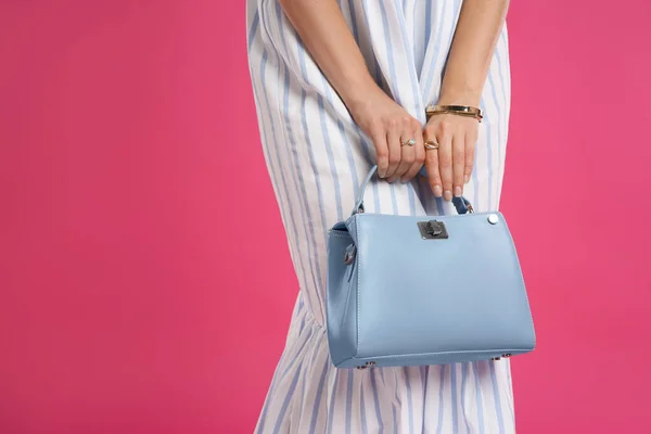 Jovem Mulher Com Saco Azul Elegante Fundo Rosa Close Espaço — Fotografia de Stock