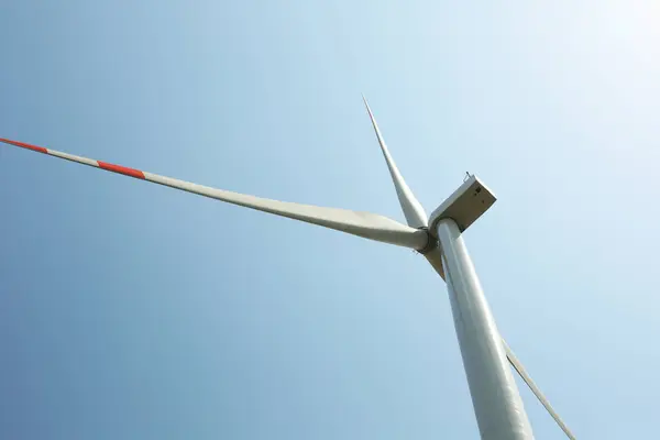 Moderne Windturbine Tegen Blauwe Lucht Laag Hoekzicht Energie Efficiëntie — Stockfoto