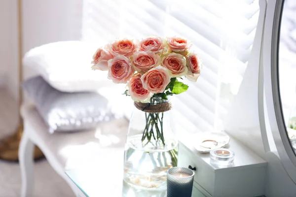 Glazen Vaas Met Mooie Bloemen Kaptafel Modern Interieur — Stockfoto